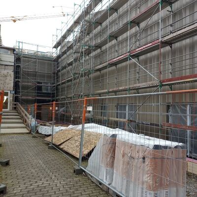 Bild vergrößern: Außenfassade mit Gerüst Februar 2023