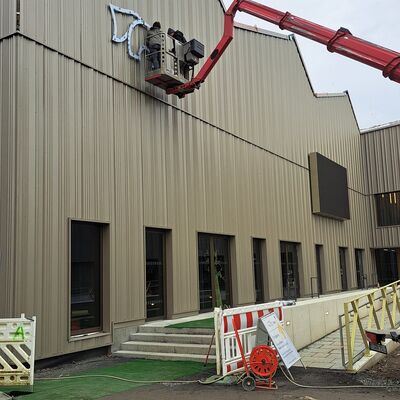 Bild vergrößern: Außenfassade Logo Anbringung