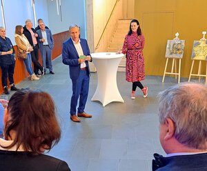 Bild vergr&ouml;&szlig;ern: Kunstausstellung Neon Vibes Only: Dritte-Orte-Manager Olaf Kemper freute sich, die Siegener Künstlerin Anne Weber im kmd begrüßen zu dürfen.