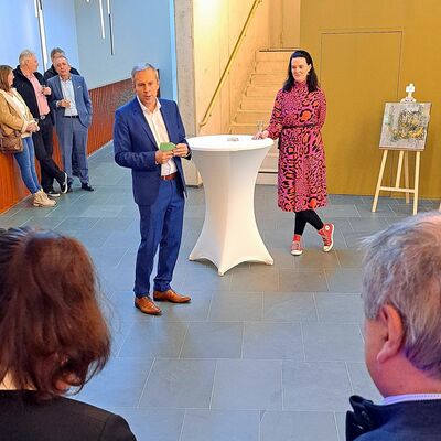 Kunstausstellung Neon Vibes Only: Dritte-Orte-Manager Olaf Kemper freute sich, die Siegener Künstlerin Anne Weber im kmd begrüßen zu dürfen.